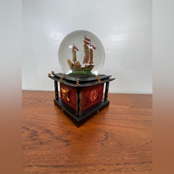 Pirates of the Caribbean - At World's End Snowglobe - Picture 3 of 6